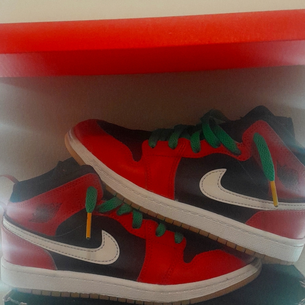 JORDAN 1 MID SE (PS) 2.5Y